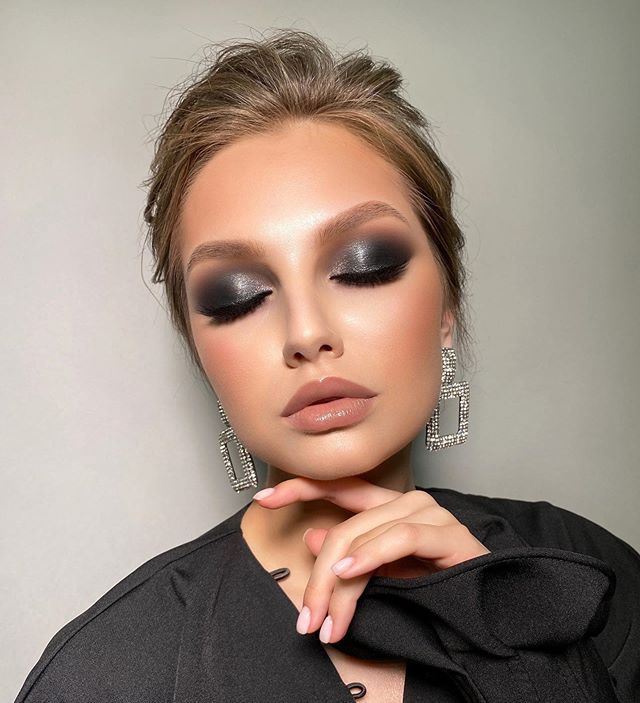 Glamorous Silver Christmas Makeup 2023 18 Ideas for a Stunning Holiday Look