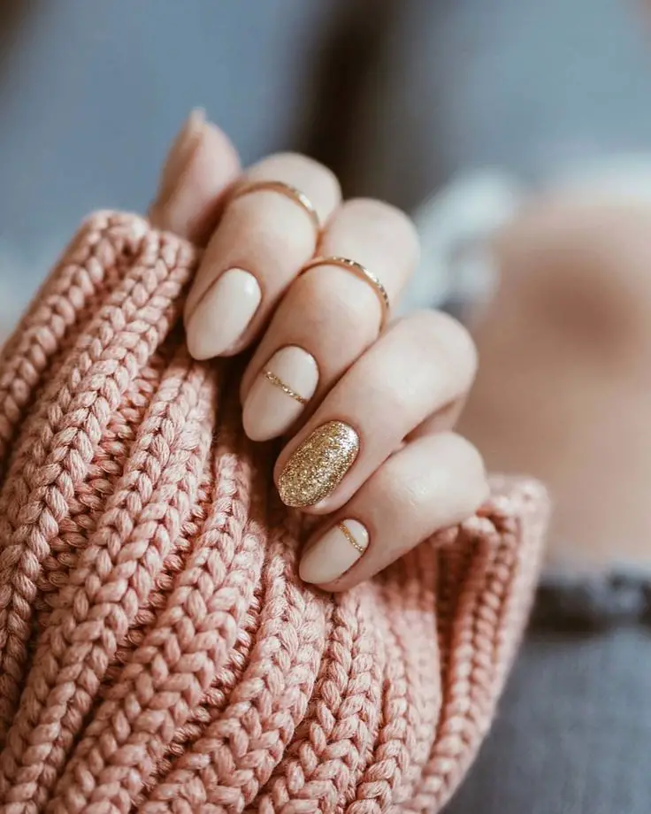 Short New Year's Nails Gold 2024 21 Ideas: Shine in Style