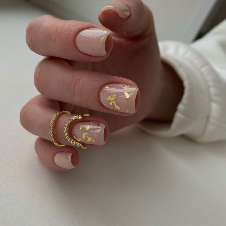 Short New Year's Nails Gold 2024 21 Ideas: Shine in Style