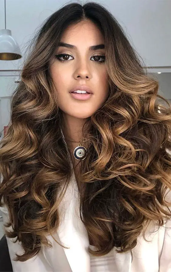 Discover the Top Brunette Balayage Trends for a Stylish Spring 2024