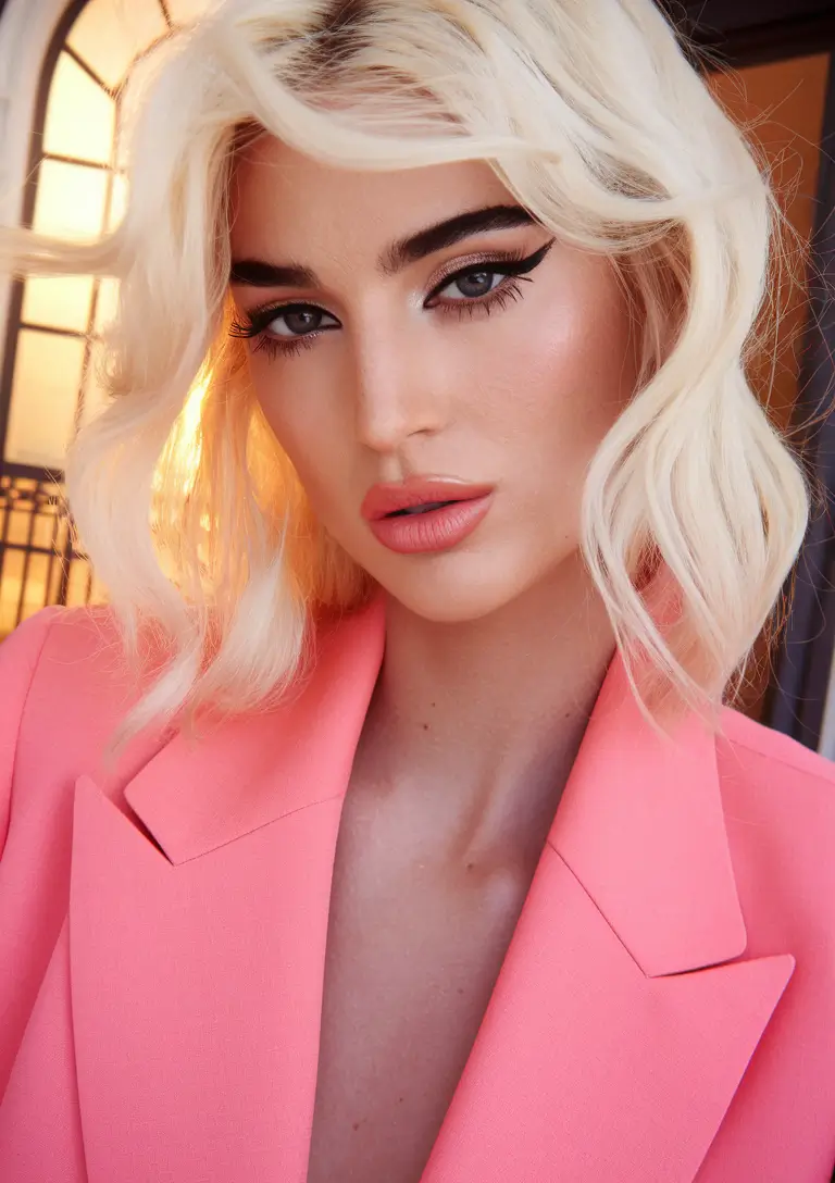 fall 2025 hairstyle for short cuts Edgy Soft Waves with Graphic Liner