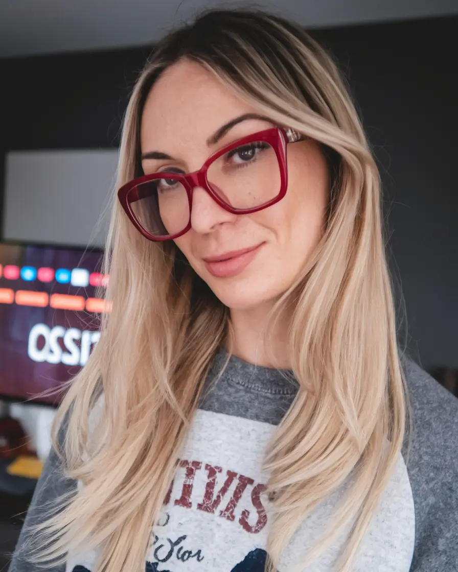Hair Colors Ideas for Winter 2025-2026 Soft Beige Blonde with Lived-In Roots