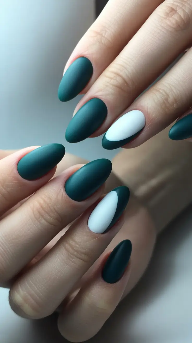 Modern Christmas Nail Colors Shades 2025 Emerald Snow Chic