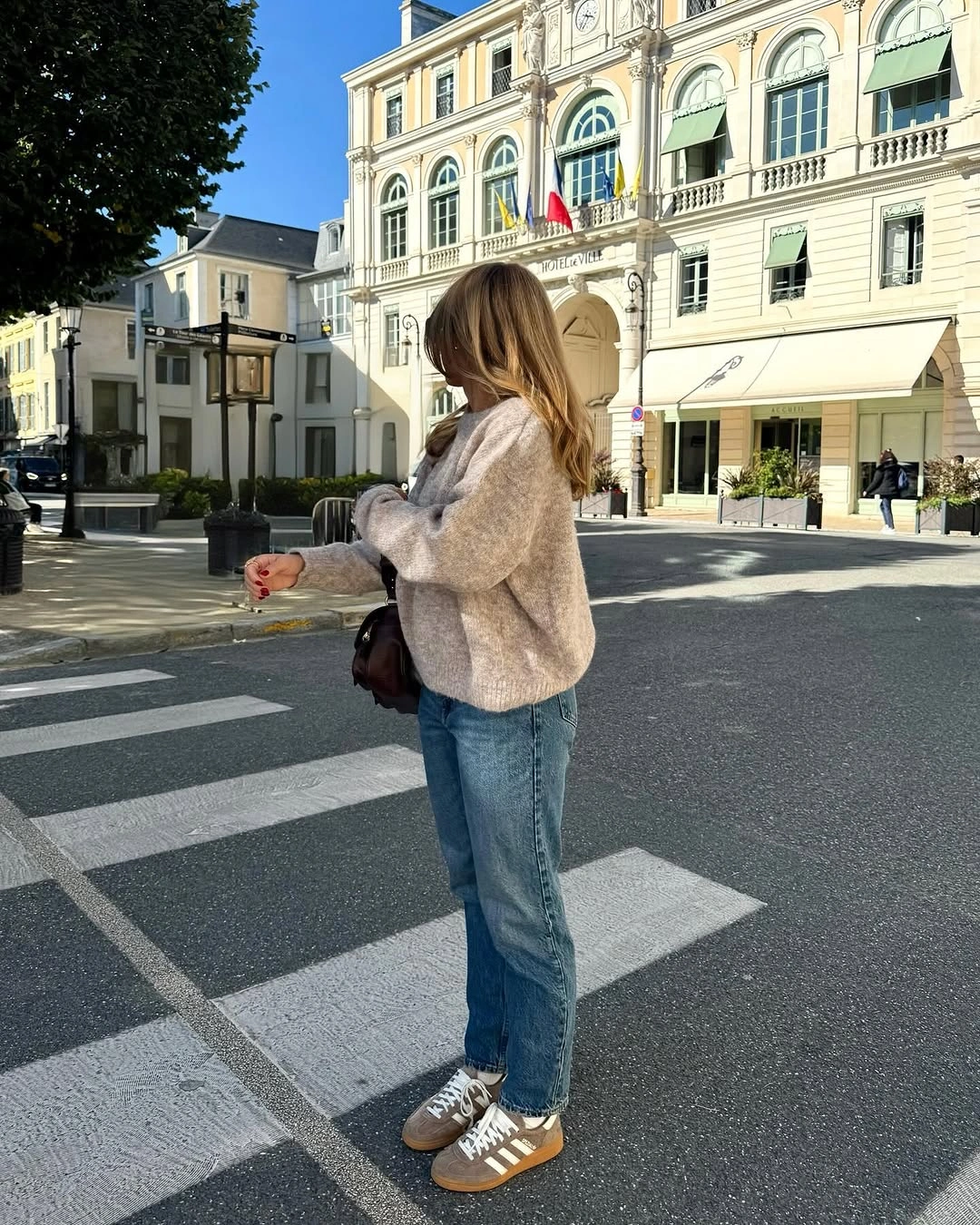 comfy fall outfits 2026 Soft Neutral Knitwear and Straight Jeans for Everyday Autumn Ease