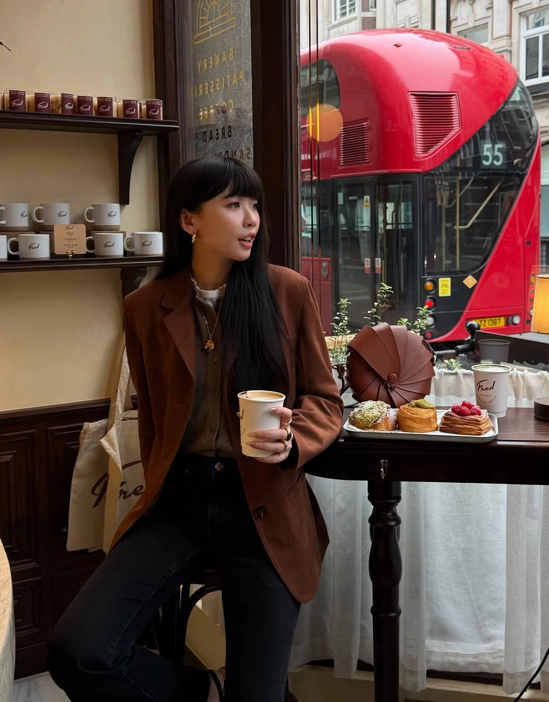 cozy & chic autumn outfits for women 2026 Warm Coffeehouse Layers That Perfectly Capture Autumn Evenings