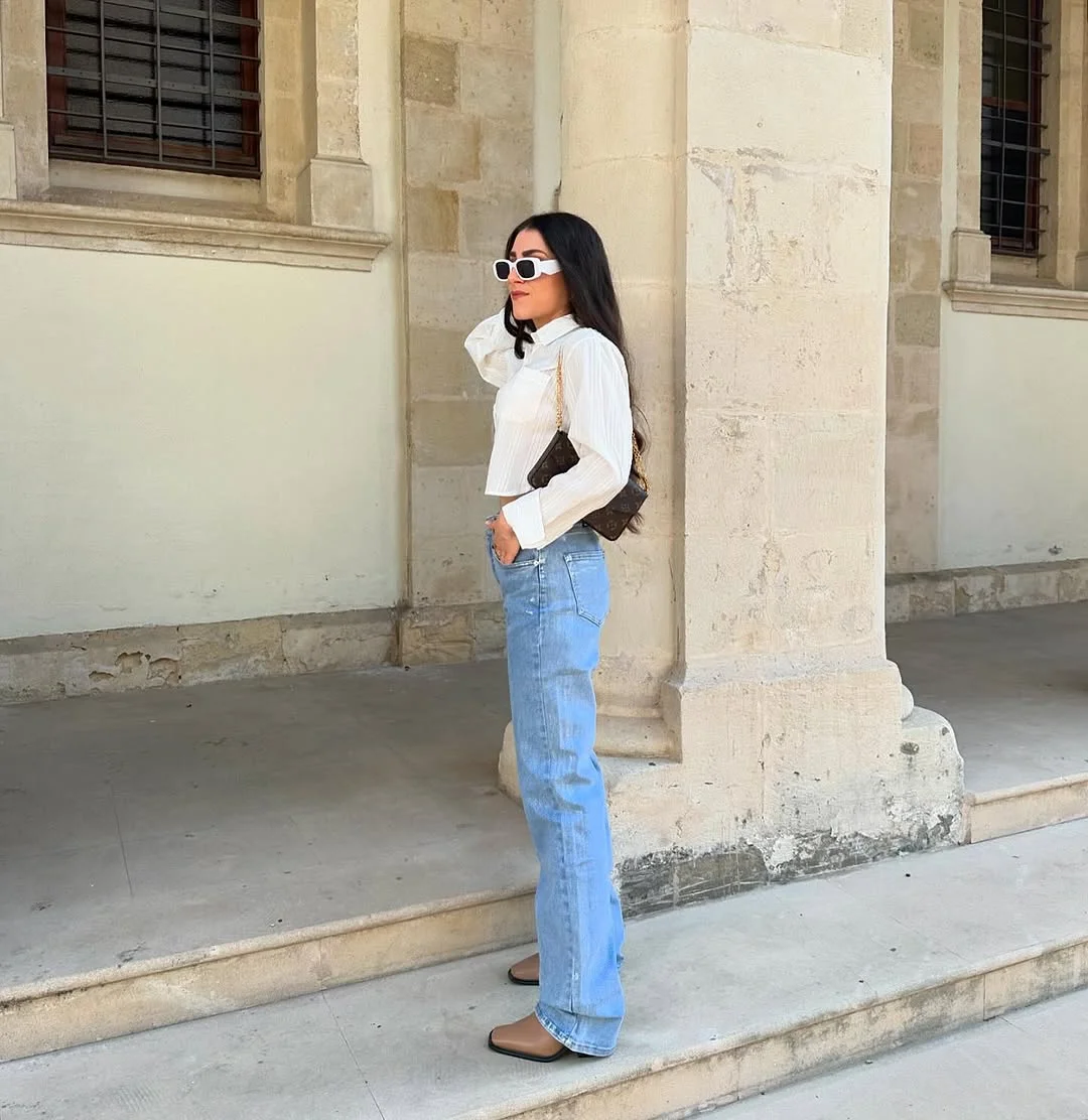cute fall outfits docs 2026 Relaxed Denim and Crisp White Layers That Never Go Out of Style
