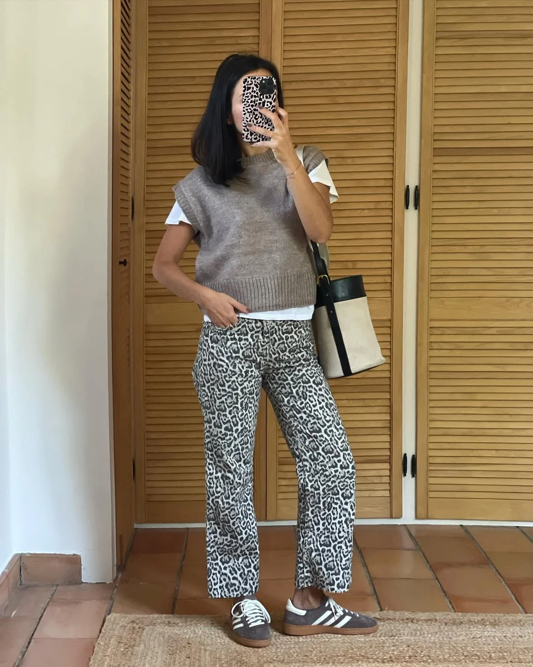Early fall outfits ideas 2026 Leopard Print Denim With Modern Knit Layering