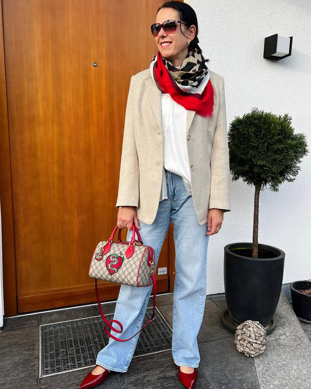 fall denim outfits for women 2026 Light Denim And Bright Accessories For Fresh Autumn Contrast