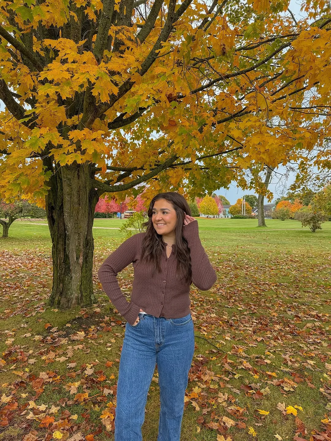 fall fashion outfits 2026 Classic Brown Cardigan and Blue Jeans for Timeless Autumn Outfits