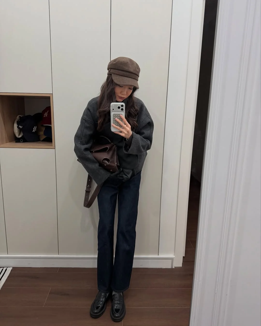 Fall outfits ideas 2026 Relaxed Dark Denim And Caps For Effortless Everyday Fall Style