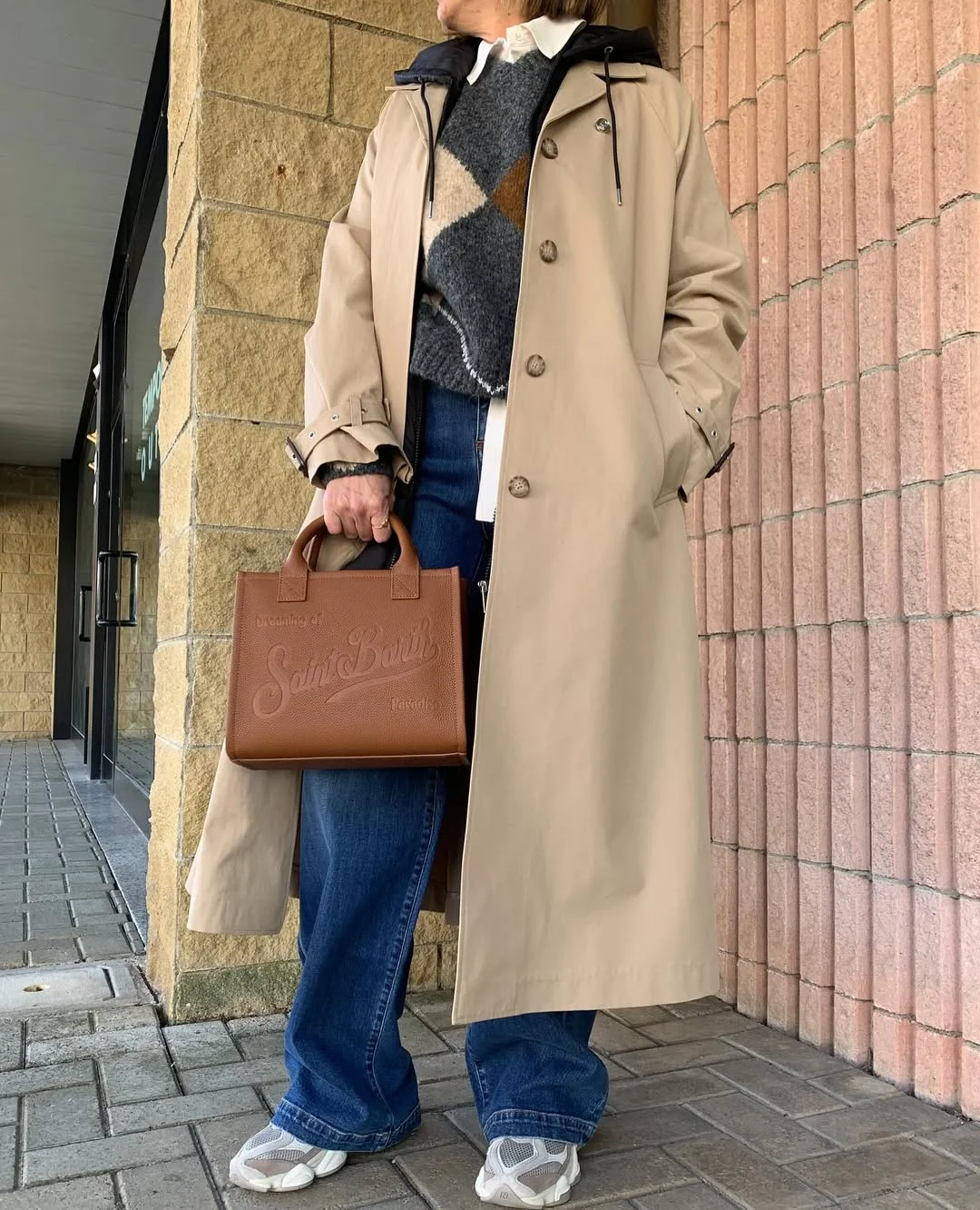Fall outfits ideas 2026 Classic Trench Coats And Jeans That Never Stop Looking Chic