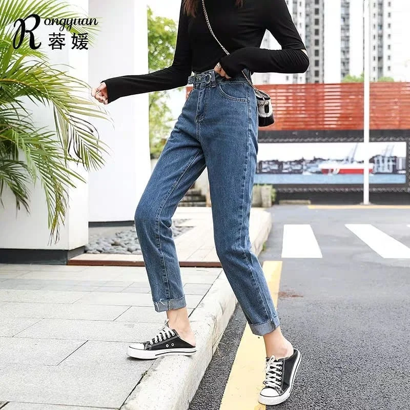 fall outfits with jeans 2026 Black Top and Rolled Jeans with Classic Sneakers