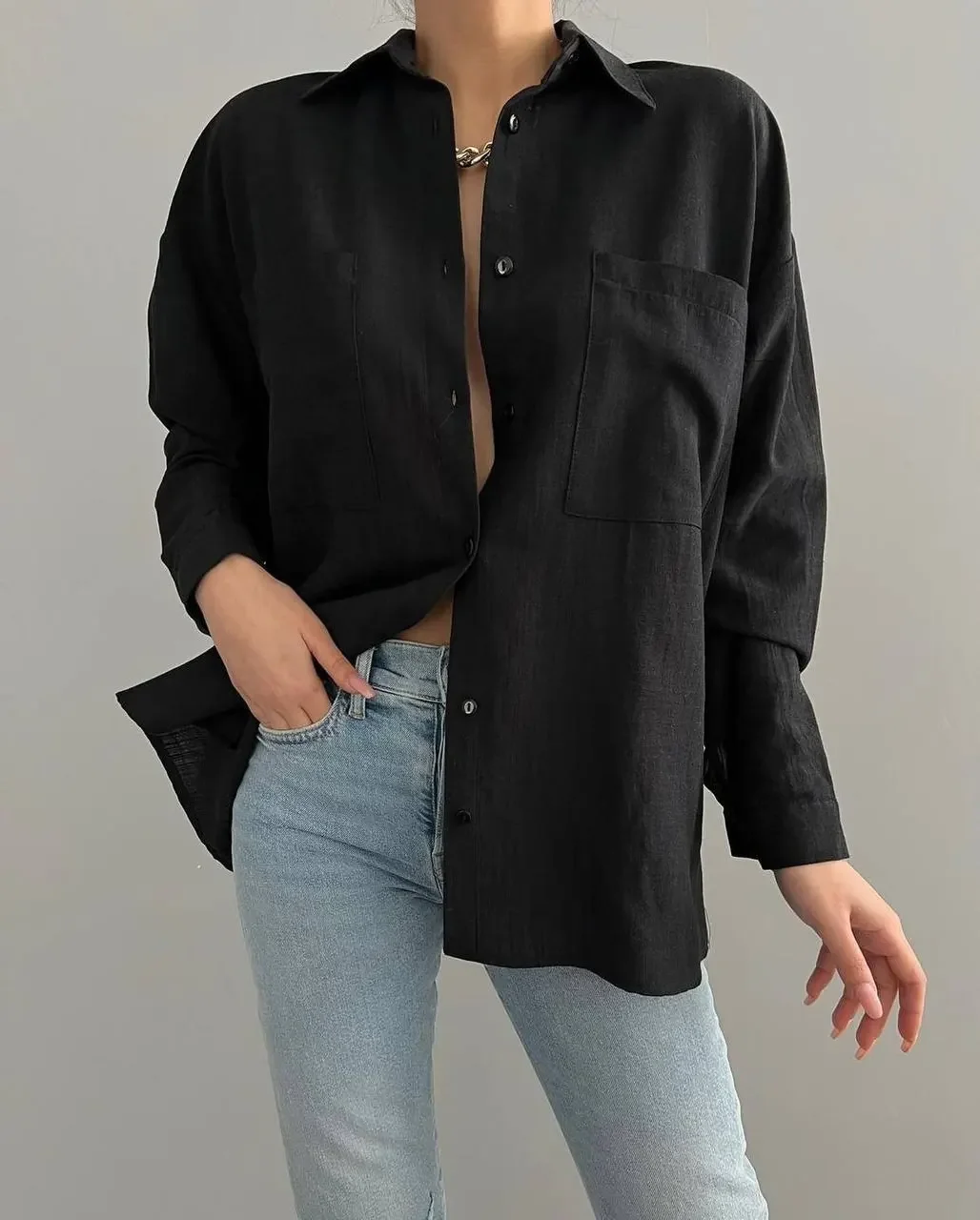 fall outfits with jeans 2026 Black Oversized Shirt and Light Denim for Minimalist Autumn Days