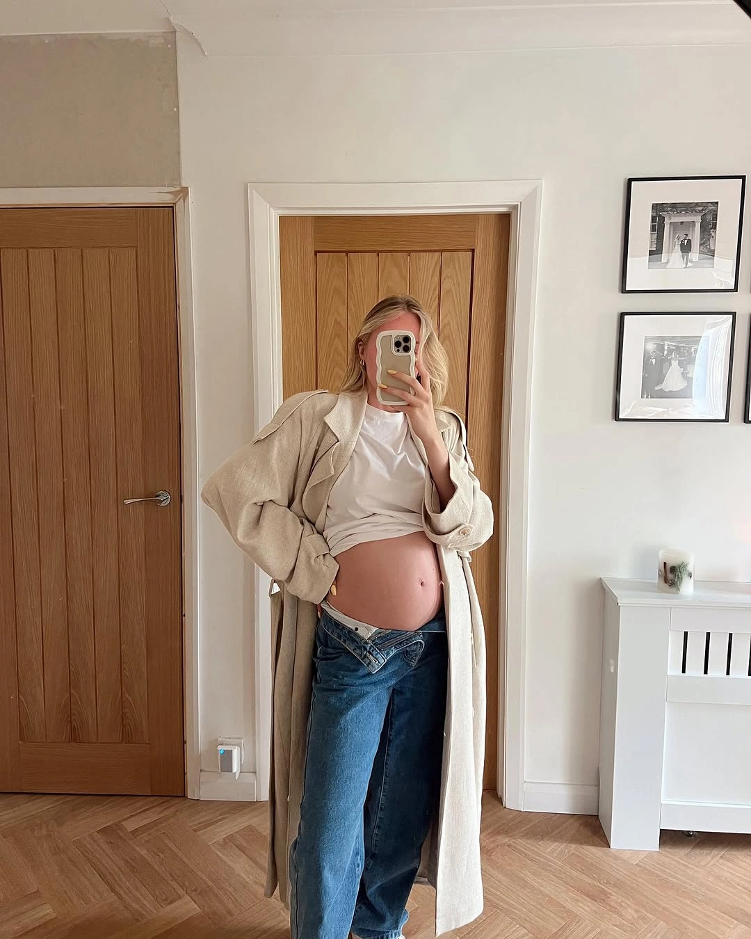 fall pregnancy outfits 2026 Relaxed Denim Styling That Beautifully Celebrates Your Growing Bump