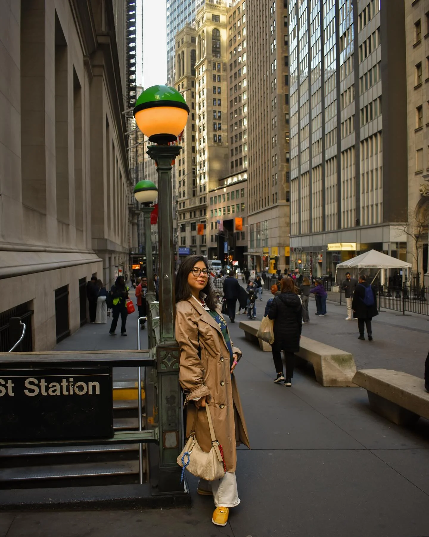 fall pregnancy outfits 2026 Relaxed Trench Coat Styling That Works From Morning Commutes To The Office