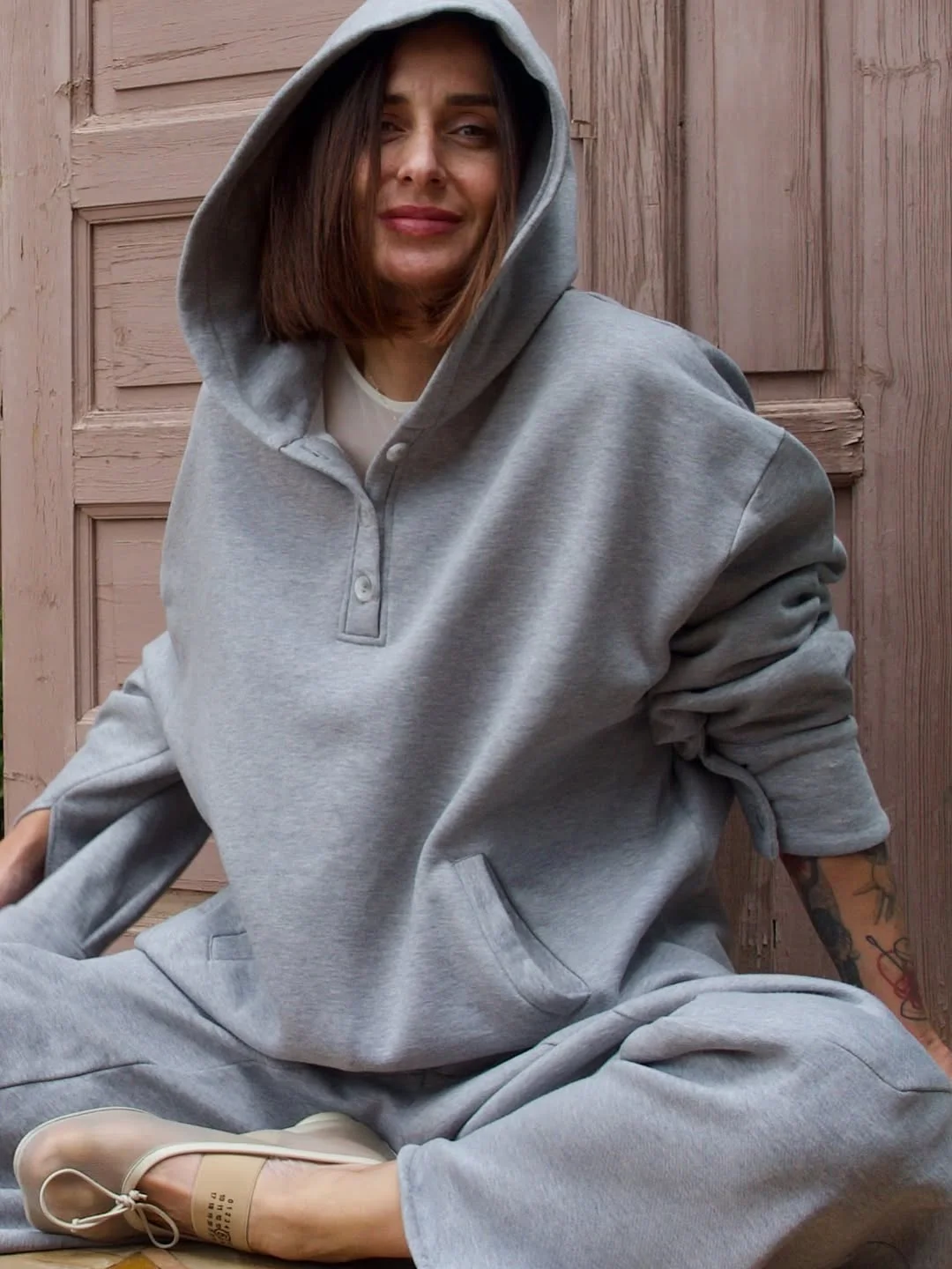 fall travel wardrobe for women 2026 Relaxed Airport Sets That Make Long Flights Easier