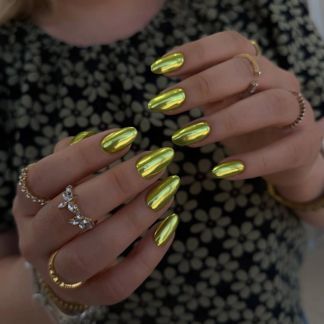august nails ideas 2026 Mirror Green Chrome for Bold August Confidence