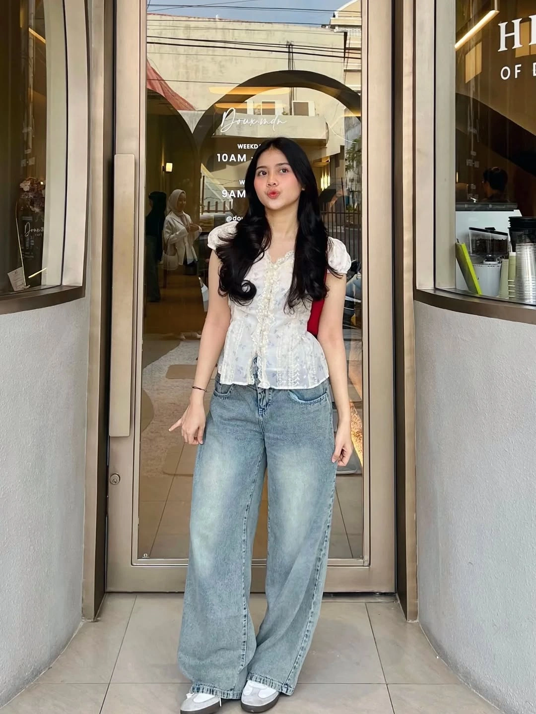 august outfits 2026 Romantic Lace Blouses Bring Softness to Relaxed Wide-Leg Jeans