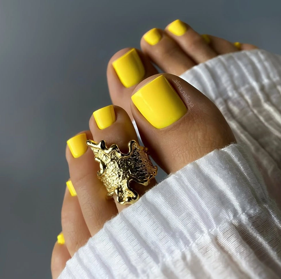 august toe nails 2026 Sunflower Yellow Minimalism That Never Goes Out of Style