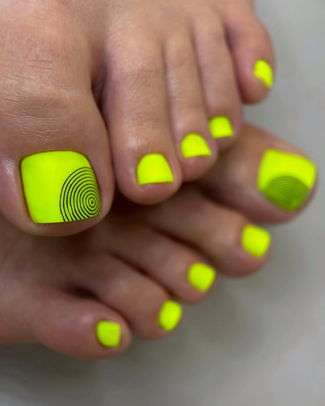 august toe nails 2026 Electric Neon Lime With Graphic Minimalism