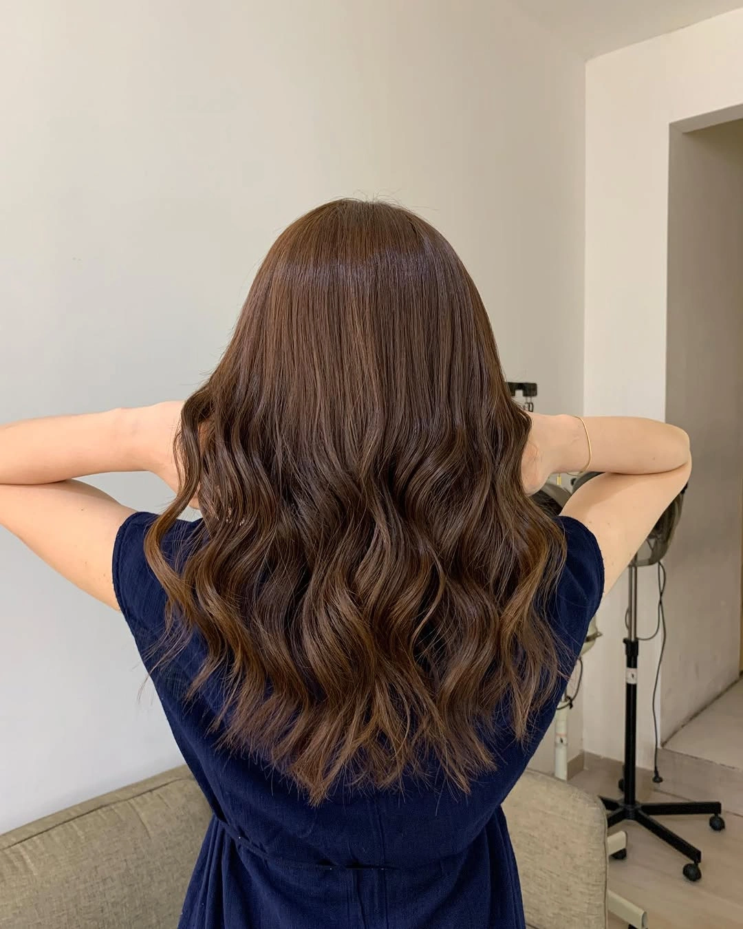 dimensional brunette hair color Warm Brunette Waves With Seasonal Glow