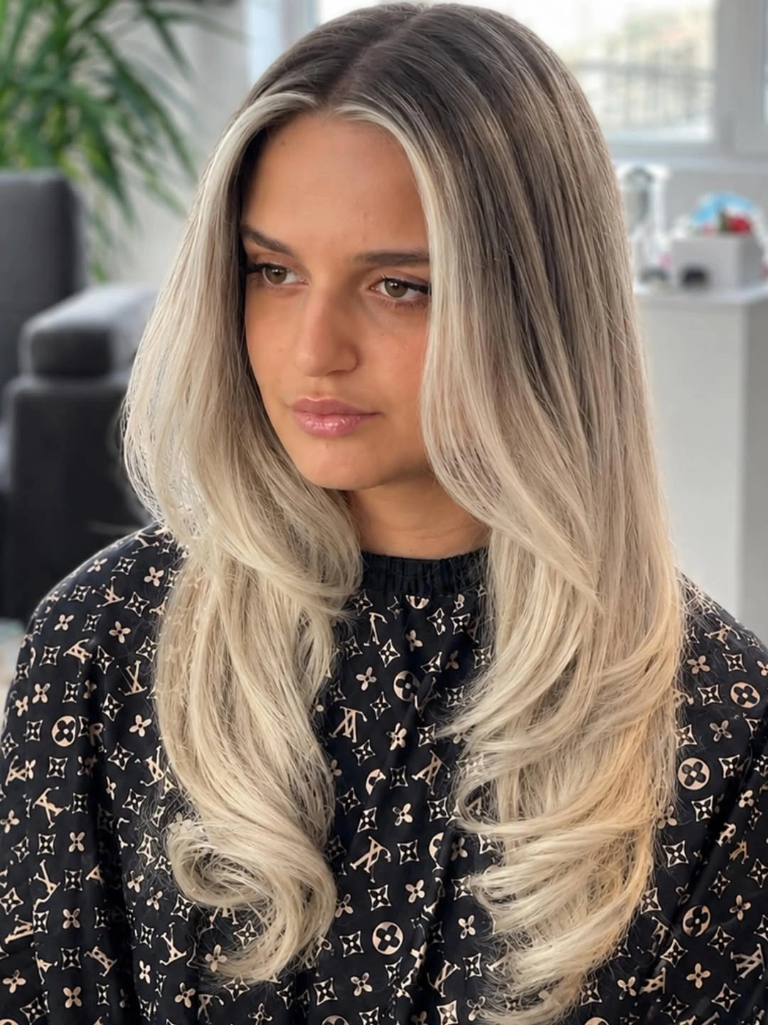 fall blonde hair colour 2026 Creamy Platinum Blonde with Bold Face-Framing Contrast