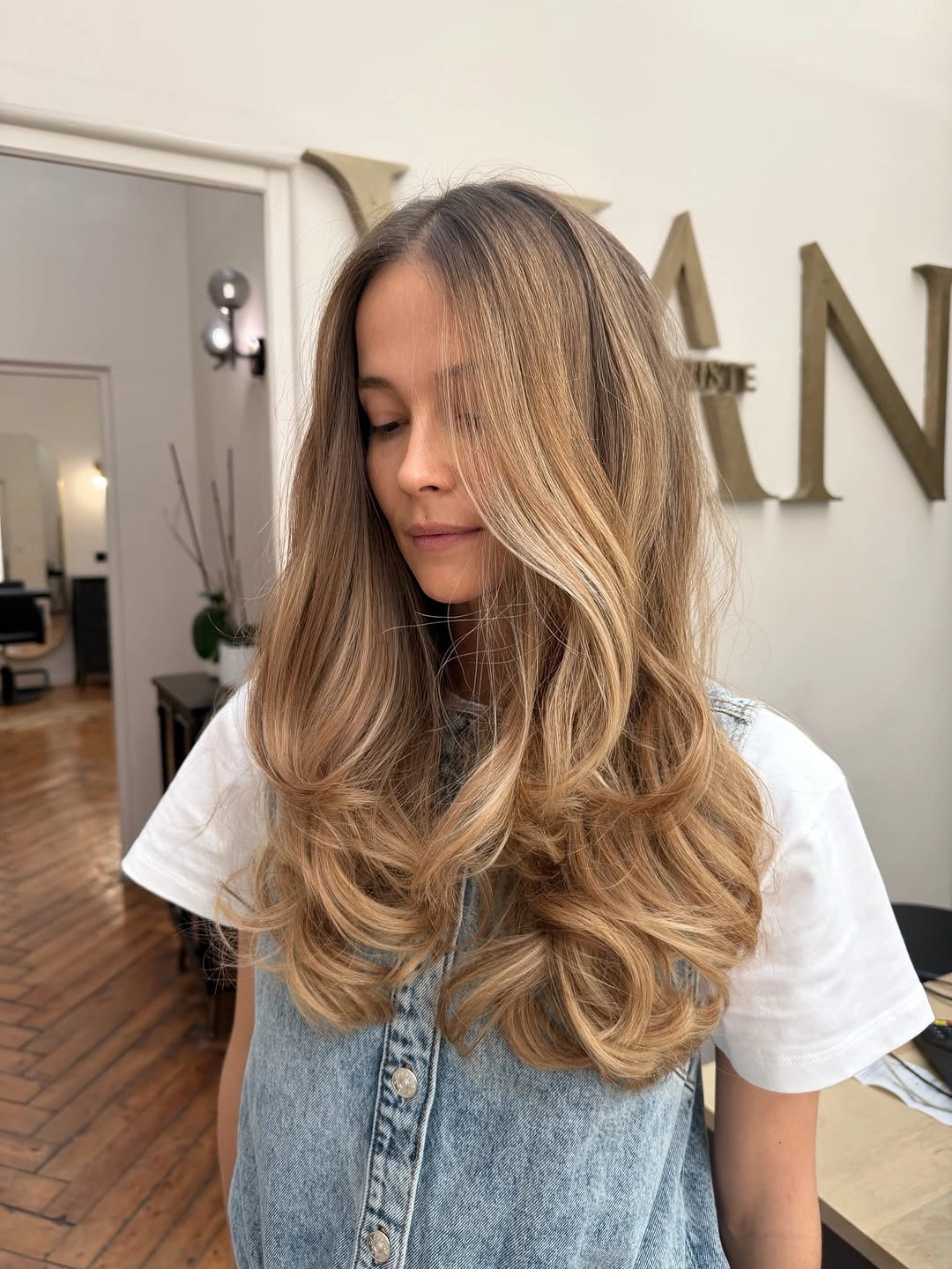 fall blonde hair colour 2026 Caramel Beige Blonde with Soft Luxury Layers