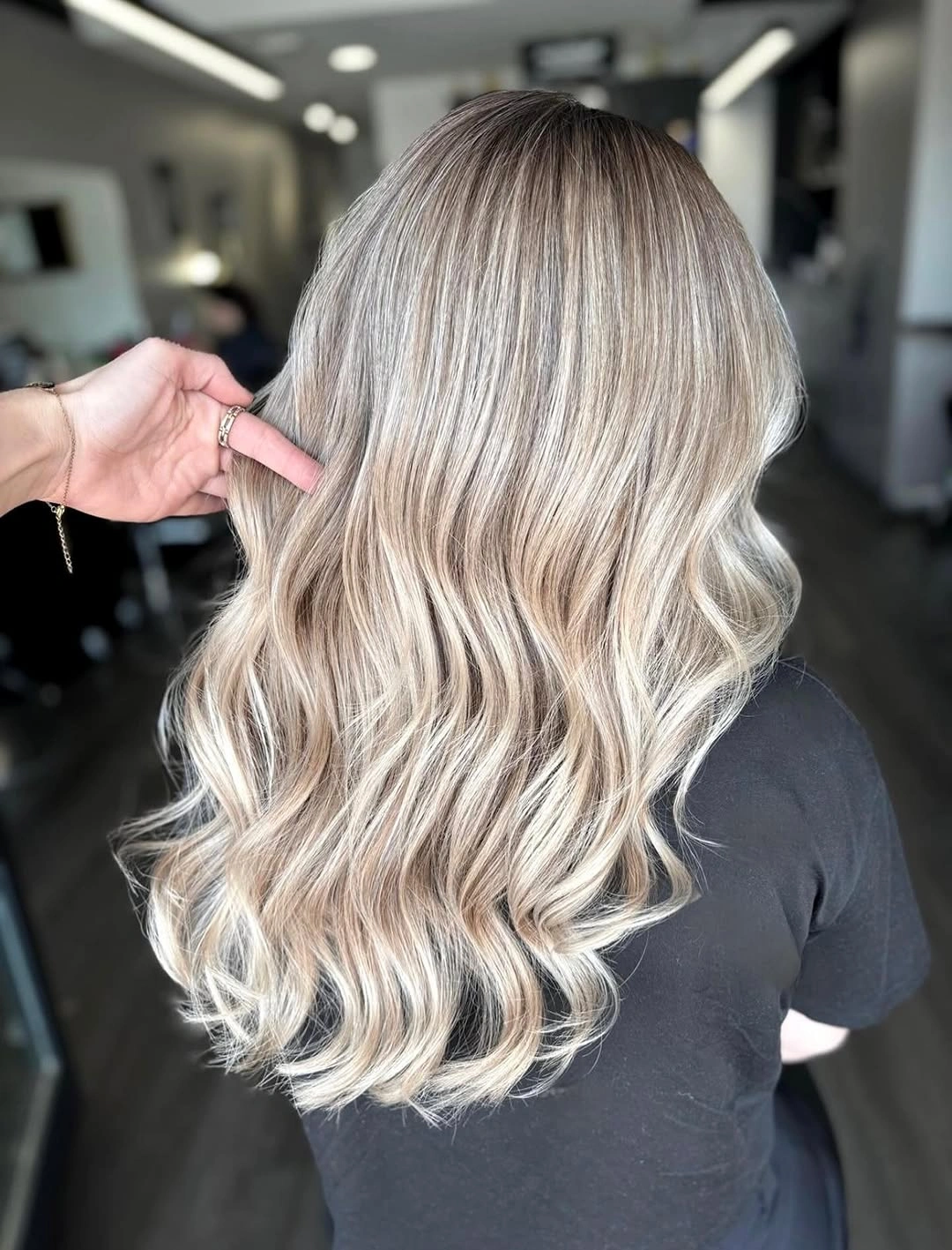 fall blonde hair colour 2026 Champagne Blonde with Soft Lived-In Waves