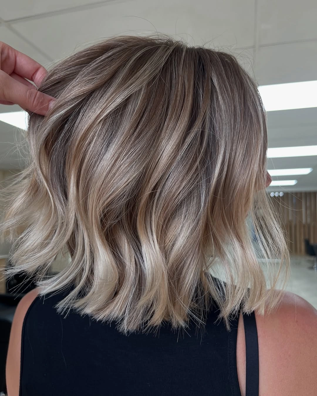 fall bob haircut ideas 2026 Dimensional Blonde Bob With Effortless Autumn Movement