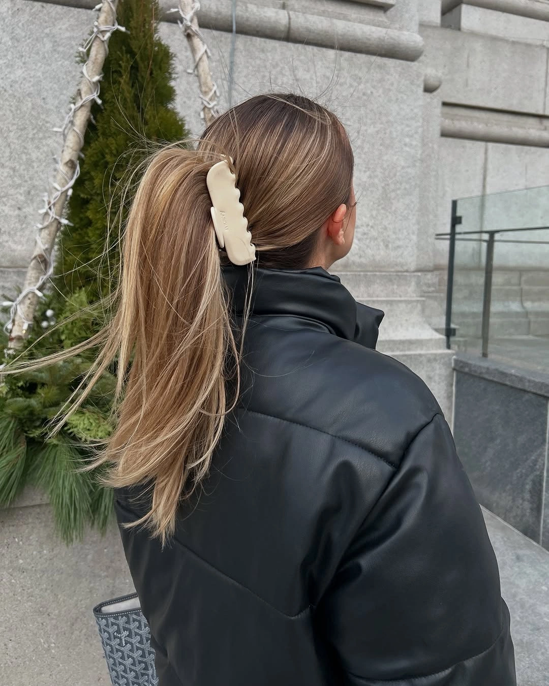 fall hairstyles 2026 Minimal Claw Clip Ponytail for Everyday Chic
