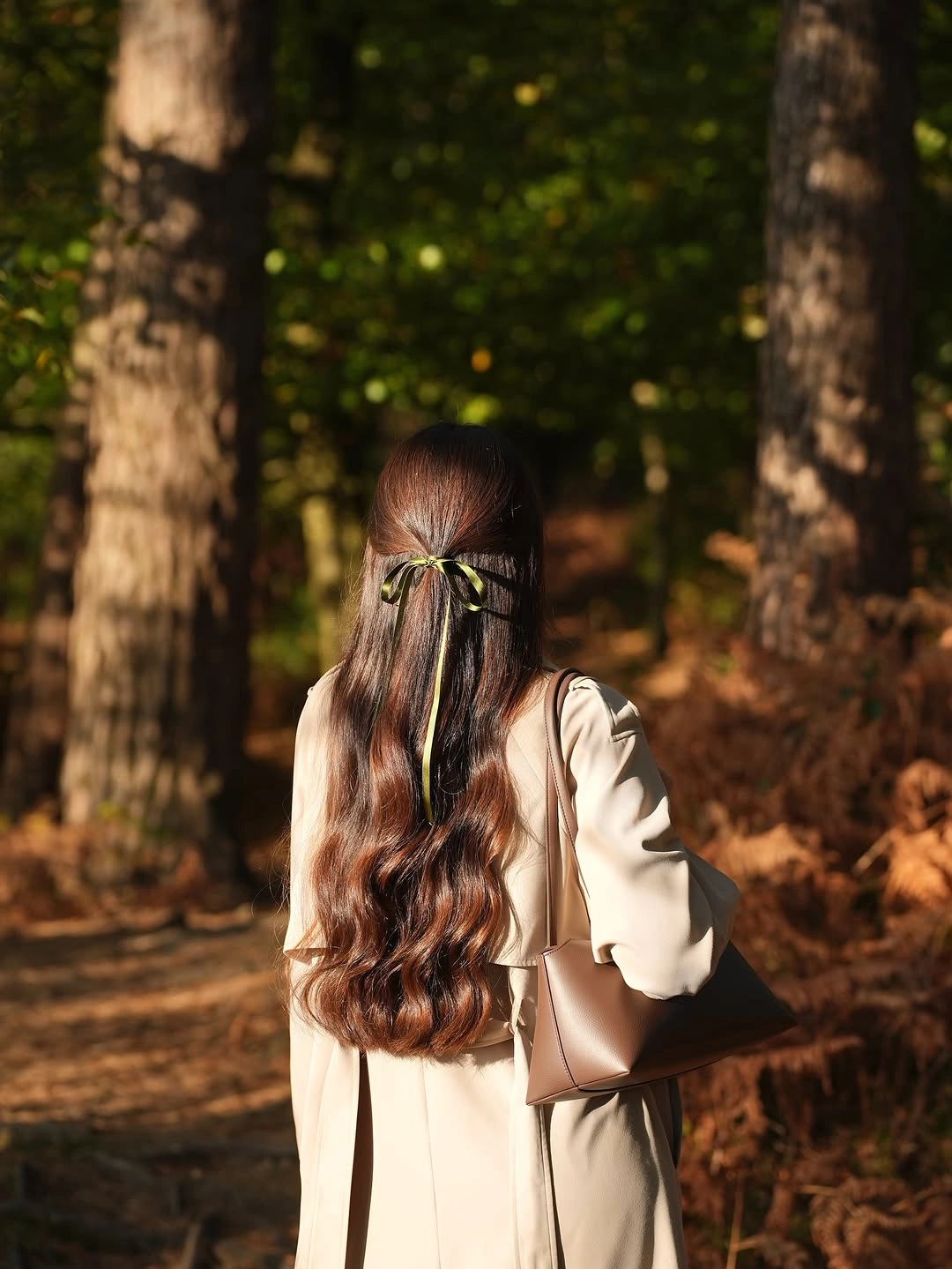 fall hairstyles 2026 Forest-Inspired Ribbon Waves With Romantic Simplicity
