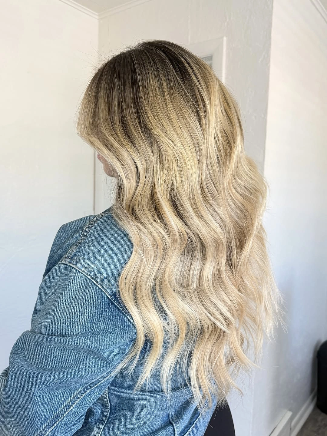 fall hairstyles 2026 Soft Champagne Blonde Waves With a Seamless Root Melt