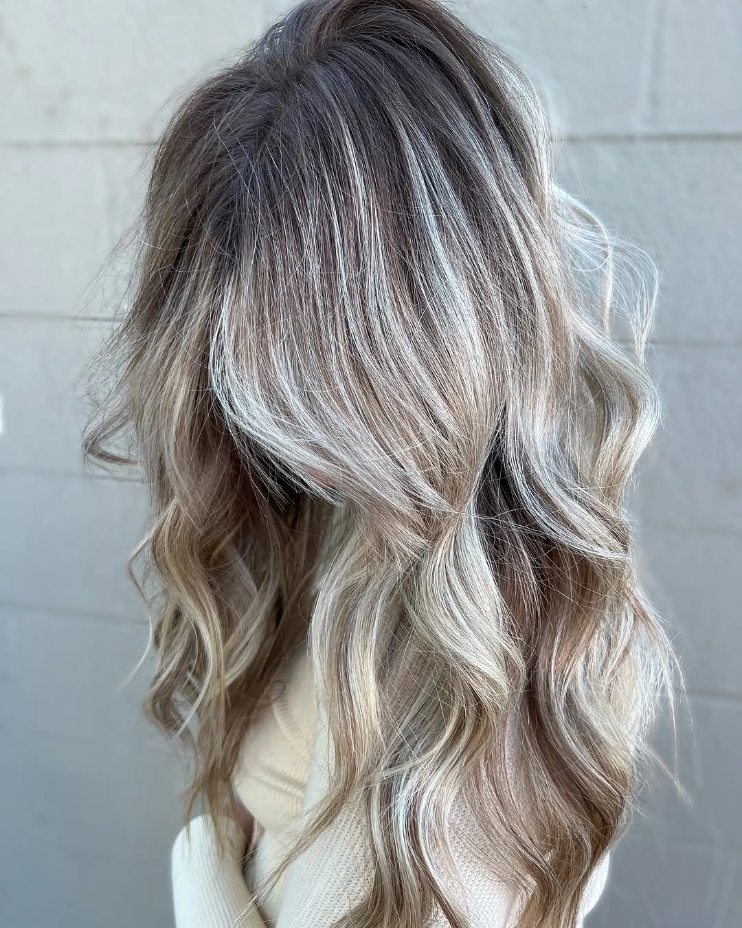 fall hairstyles for long hair 2026 Soft Beige Blonde Waves With Dimensional Fall Shine