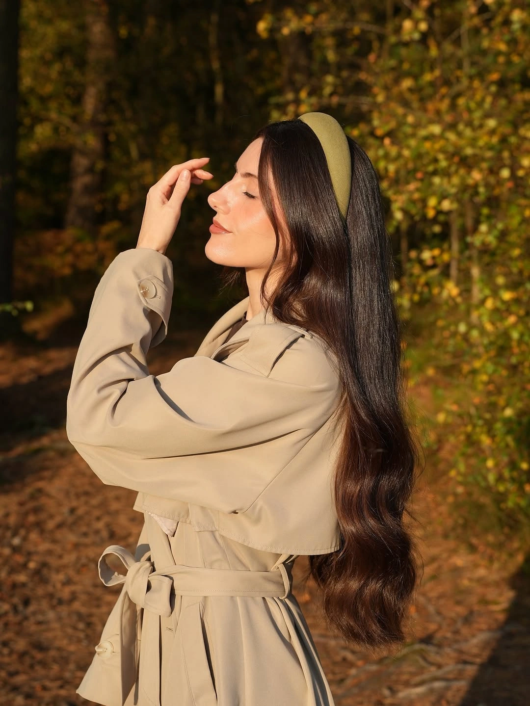fall hairstyles for long hair 2026 Minimalist Straight Hair With a Chic Autumn Headband