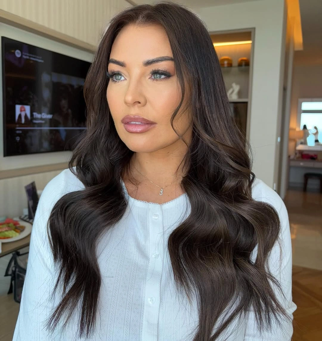 Fall hairstyles for office 2026 Soft Glam Waves for a Confident Office Look