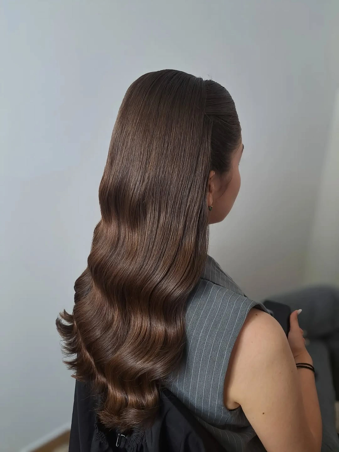 Fall hairstyles for office 2026 Soft Hollywood Waves for an Elevated Office Look