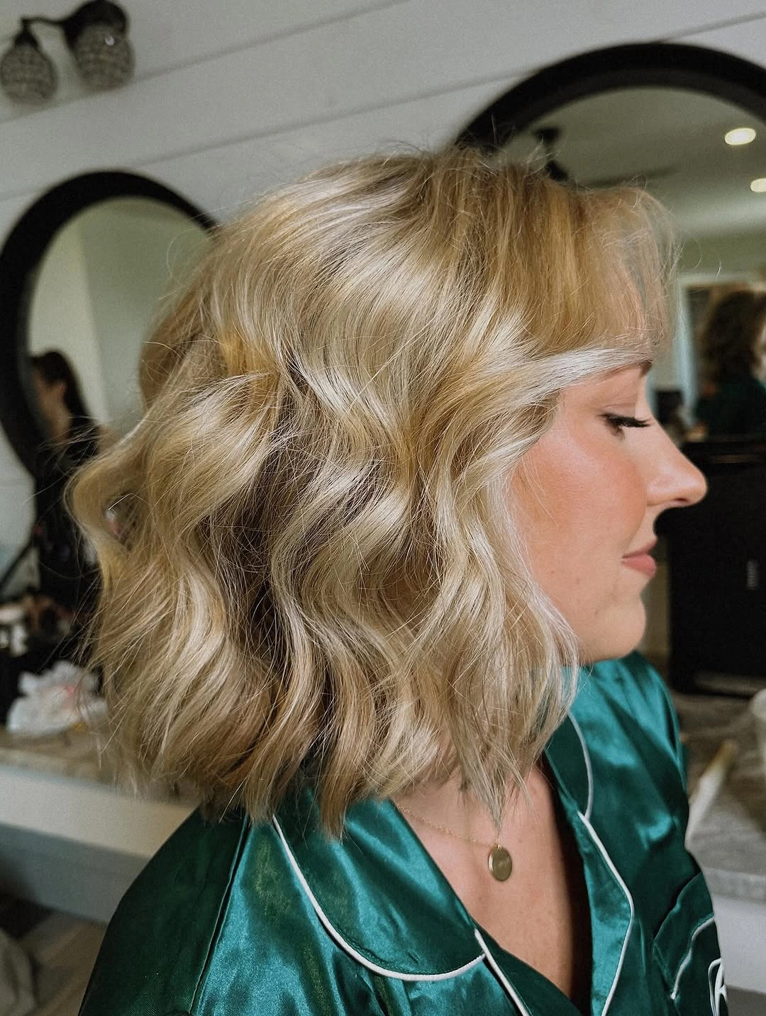 Fall hairstyles for short hair 2026 Soft Champagne Blonde Waves with Wispy Fringe