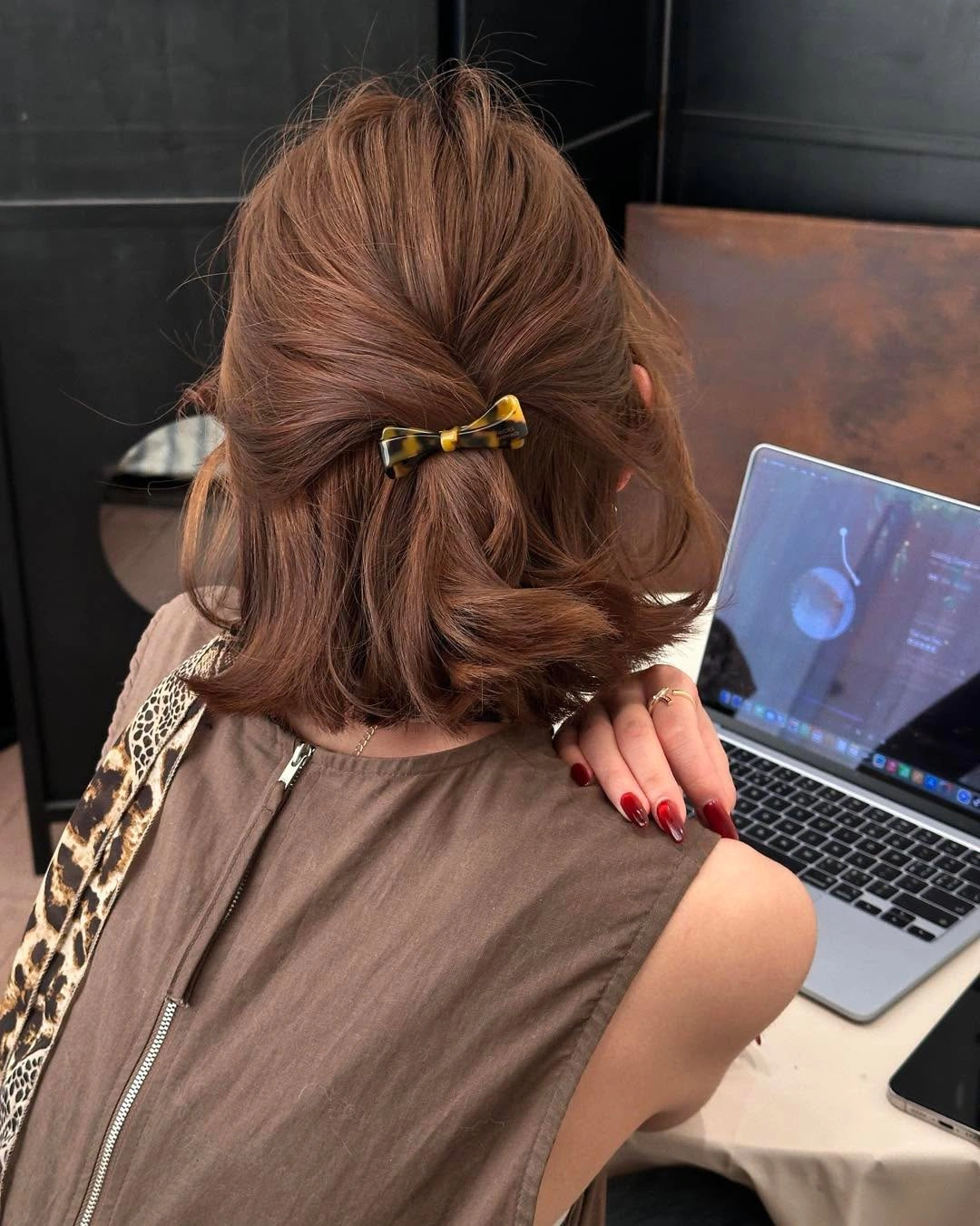 Fall hairstyles for short hair 2026 Effortless Half Up Bob with a Chic Tortoiseshell Bow Clip