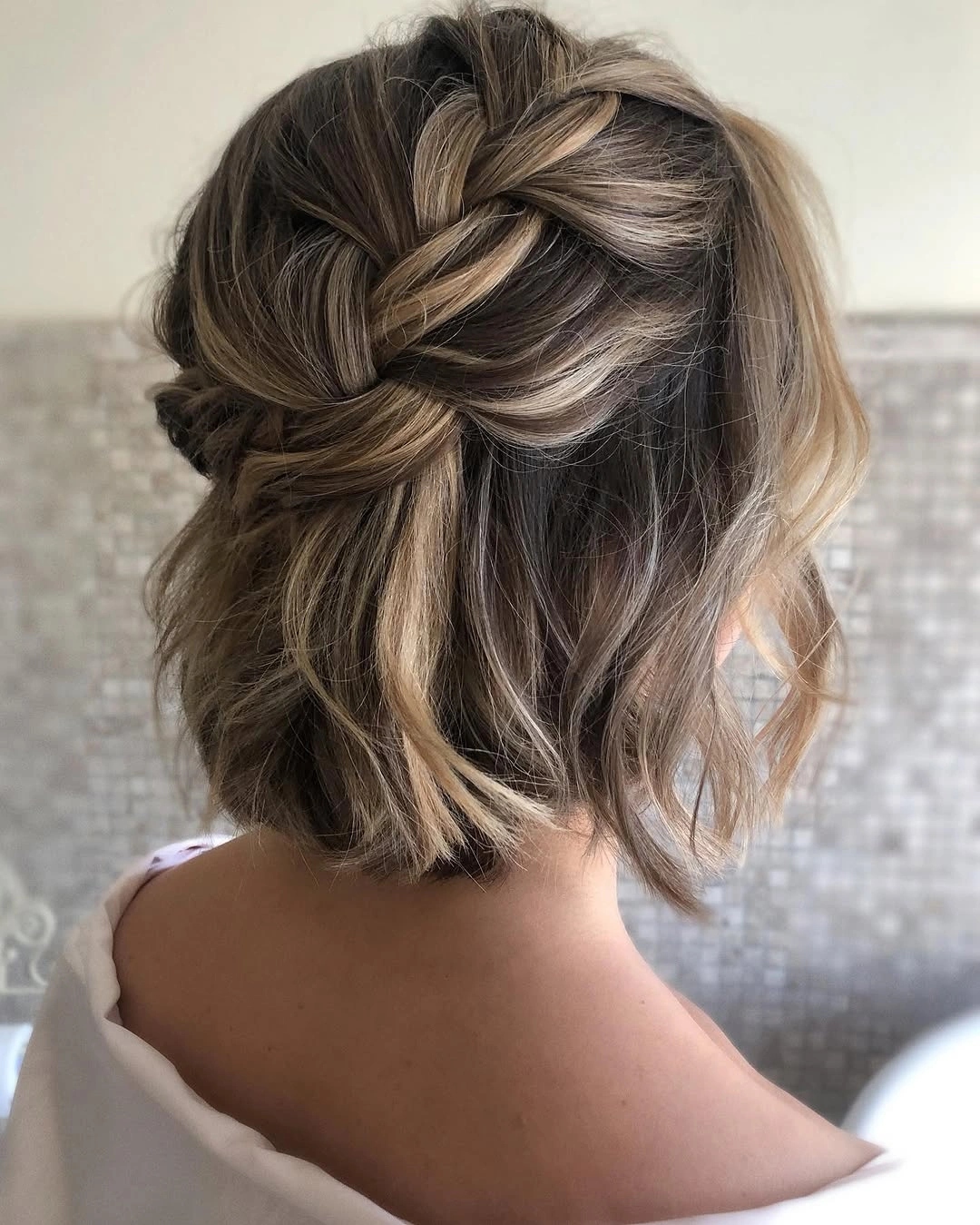 Fall hairstyles for short hair 2026 Loose Braided Half Up Style for Romantic Autumn Evenings