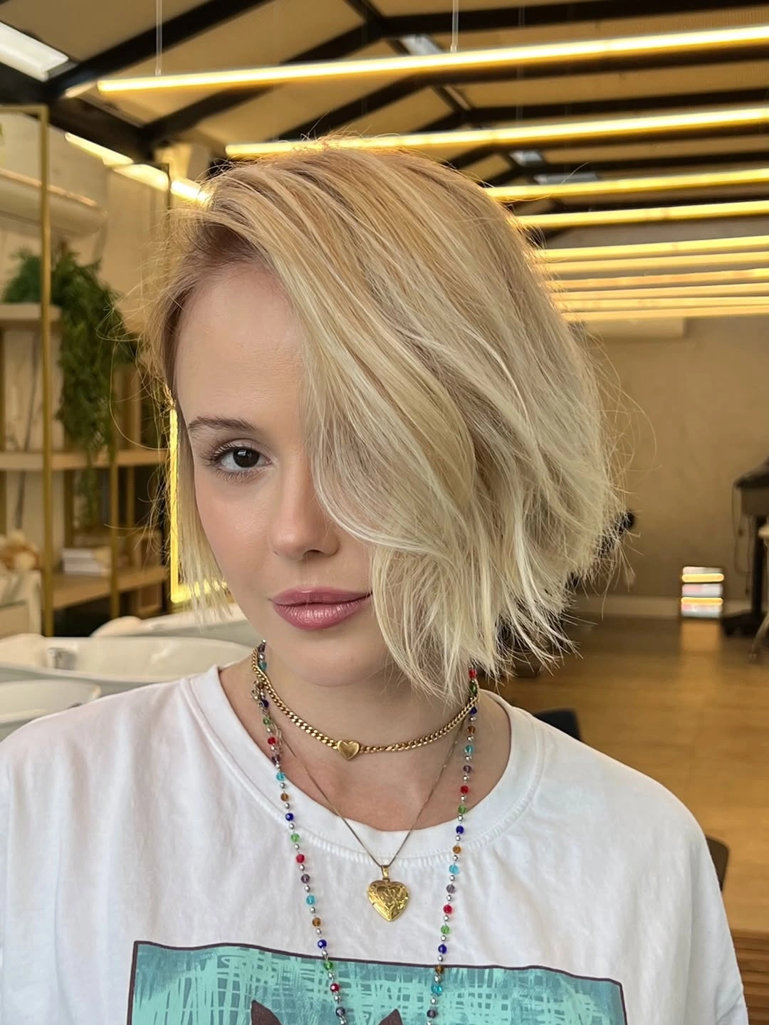 Fall hairstyles for short hair 2026 Side-Swept Blonde Bob with Romantic Texture