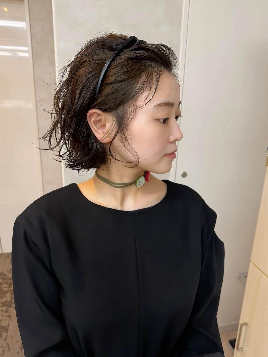 Fall hairstyles for short hair 2026 Soft Wavy Bob with Headband for Everyday Fall Style