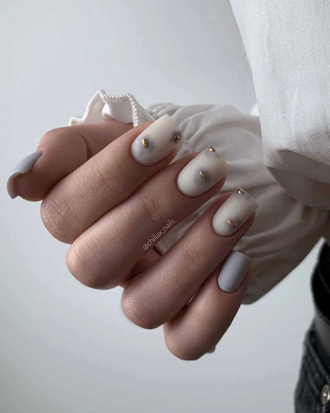 Fall manicure 2026 Milky Pearl Accent Nails With Soft White Polish