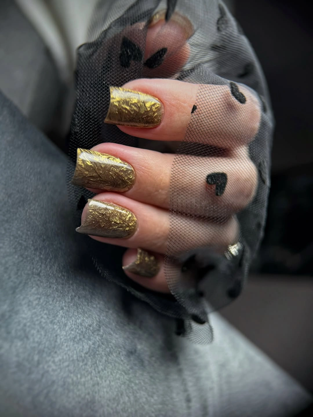 Fall manicure 2026 Gold Chrome-Like Nails With a Dark Mesh Sleeve