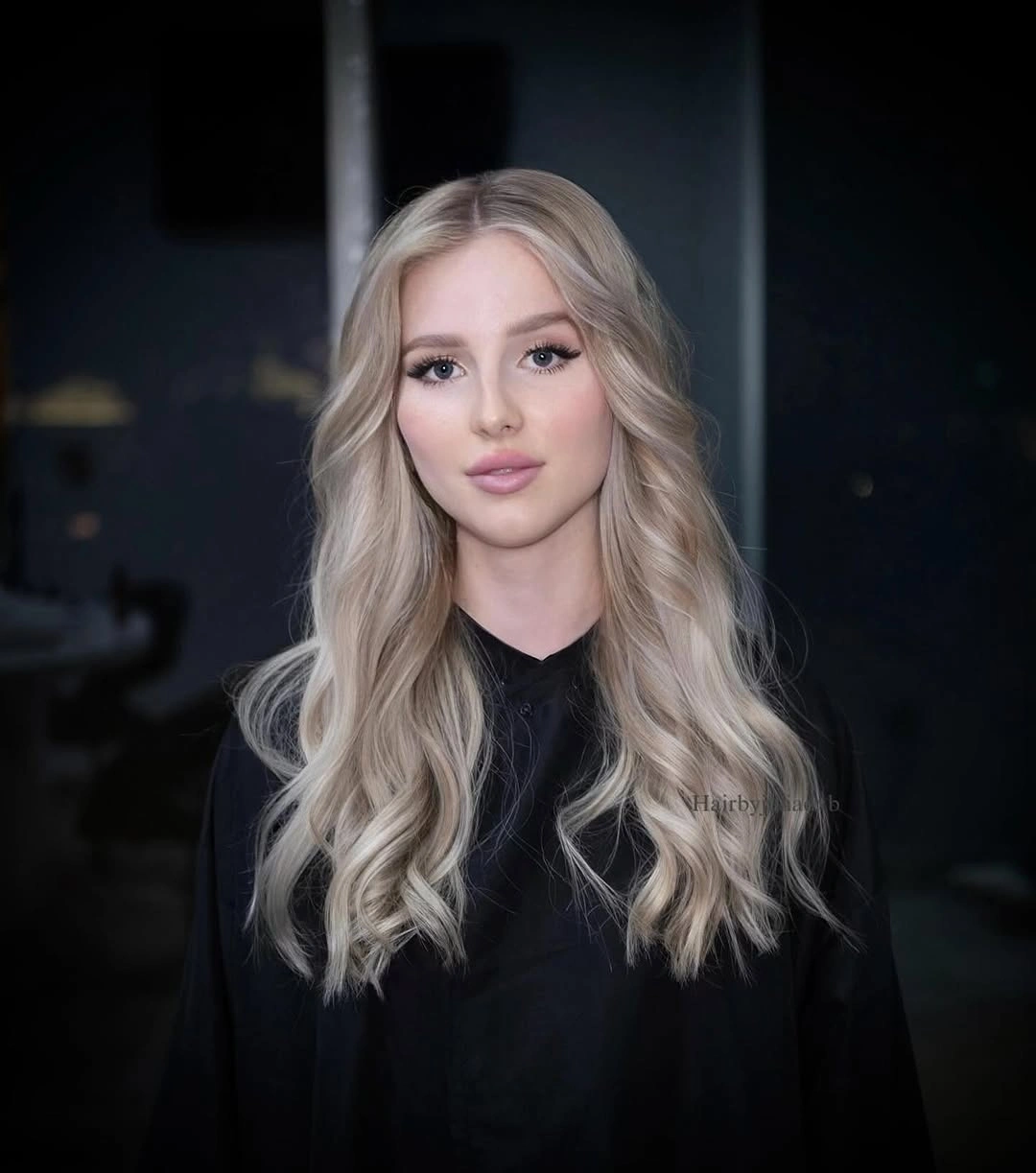 fall medium haircuts 2026 Champagne Blonde Layers With Romantic Loose Curls