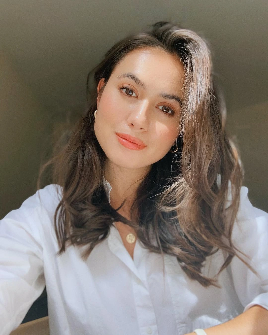 fall medium haircuts 2026 Soft Espresso Waves With Natural Autumn Texture