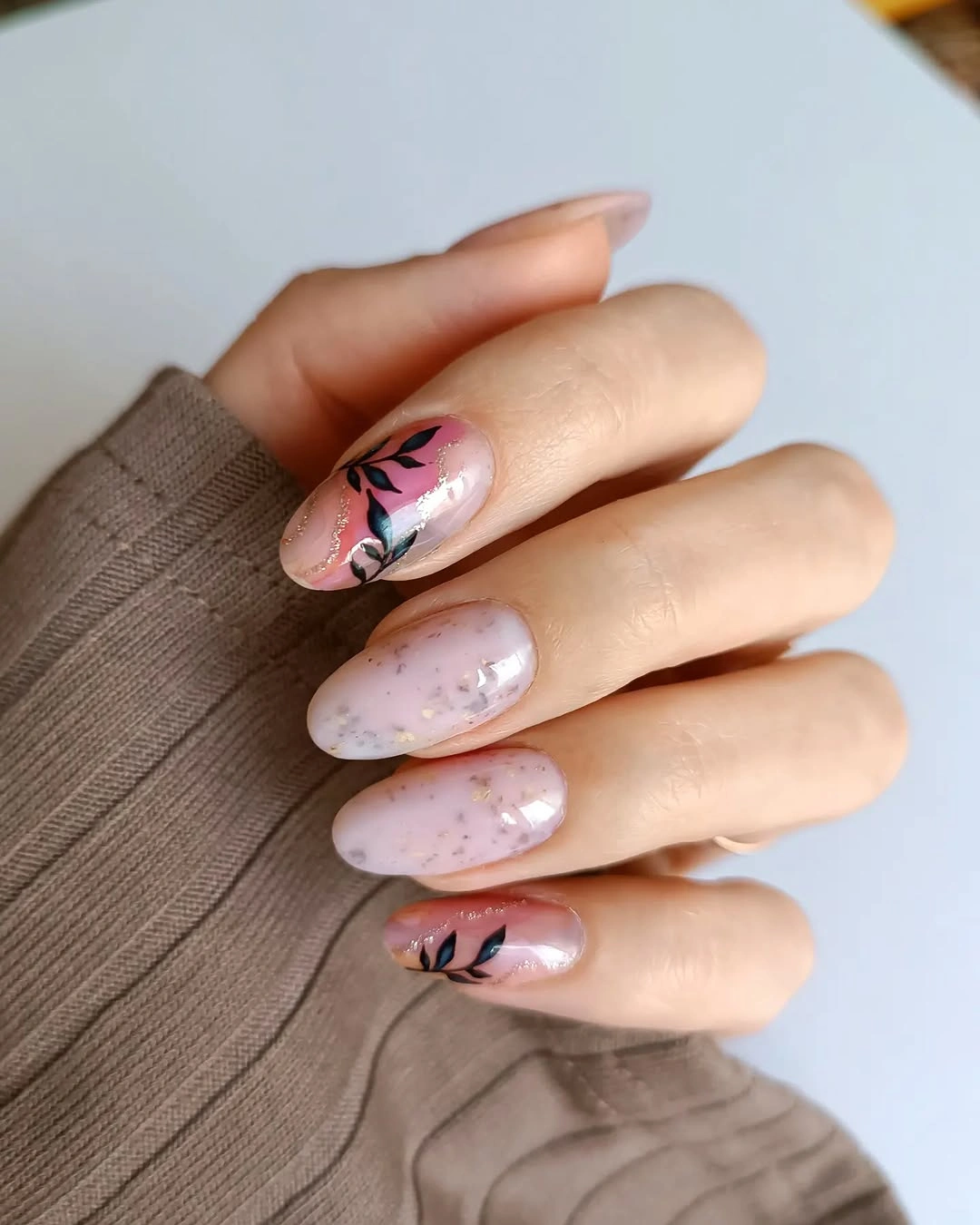 Fall nail art 2026 Pale Floral Accent Nails With Pink Speckles