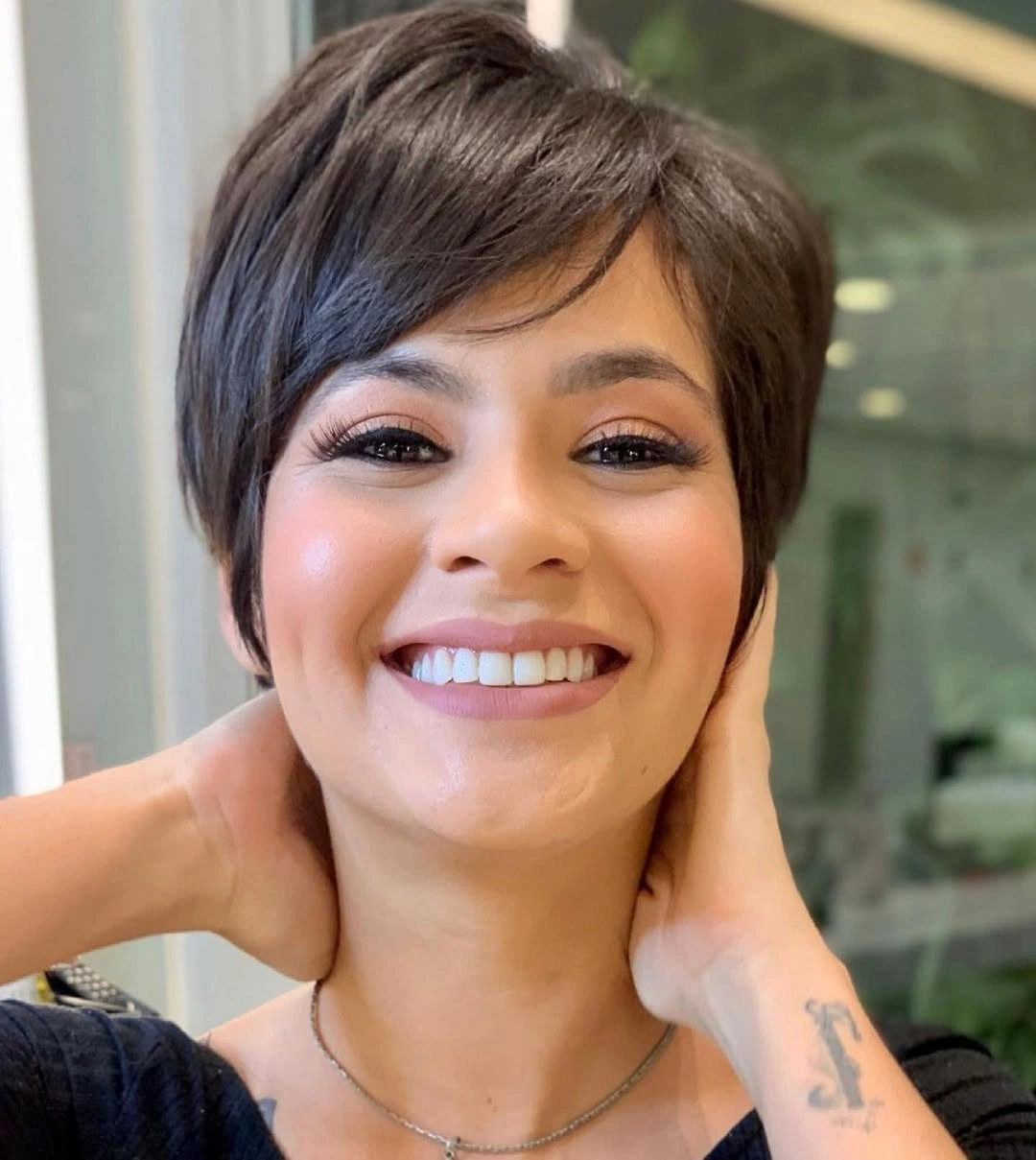 fall pixie haircut ideas 2026 Side-Swept Pixie Bob with Everyday Charm