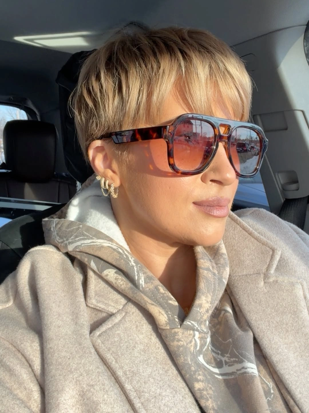 fall pixie haircut ideas 2026 Soft Blonde Pixie with Cozy Autumn Layers