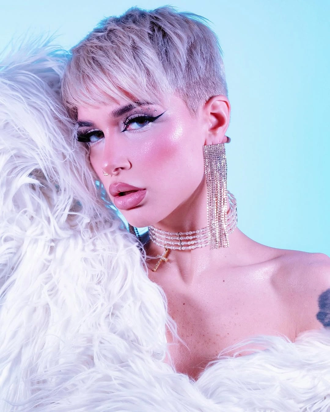 fall pixie haircut ideas 2026 Soft Champagne Blonde Pixie with Side Fringe