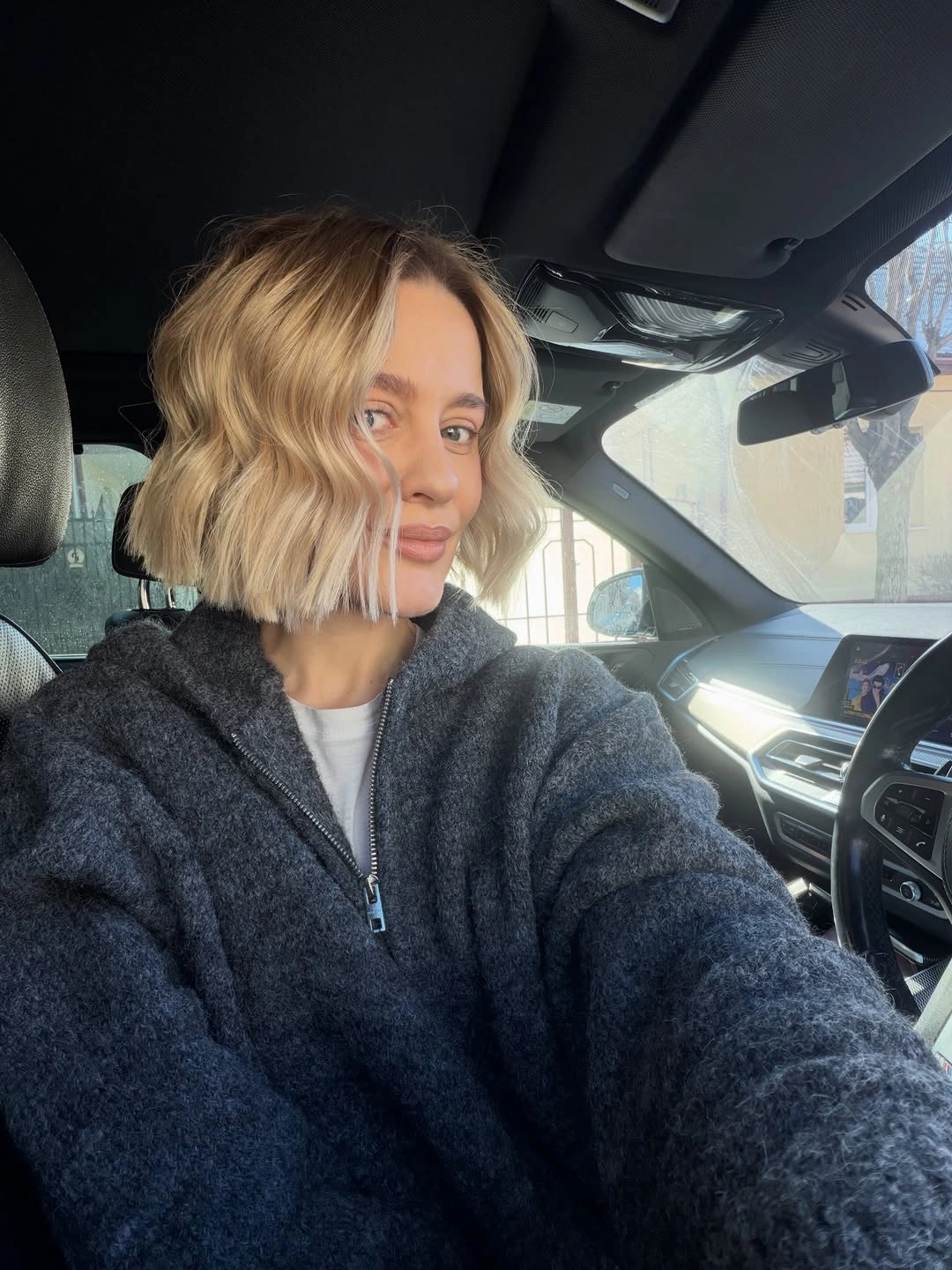 fall short haircuts 2026 Soft Wavy Blonde Bob Made For Cozy Fall Days